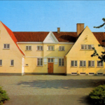 Sådan så Strandgården ud i 1980. Nu er bygningen kranset af stillads, en større renovering er gået i gang. Foto: Historisk Atlas