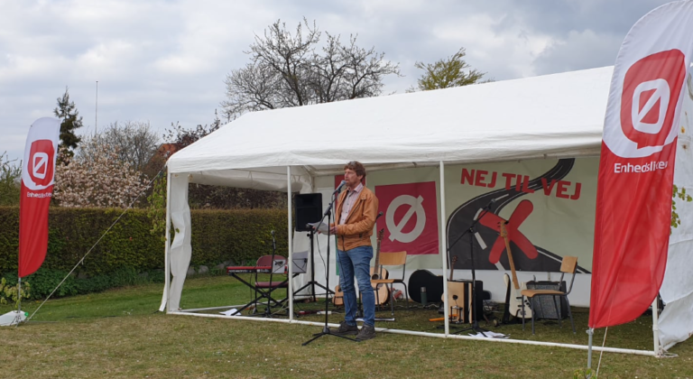 Traditionen tro inviterer blandt andre Enhedslisten til Rød 1. maj ved Flagstangen i Faxe Ladeplads. Arkivfoto: Enhedslisten.